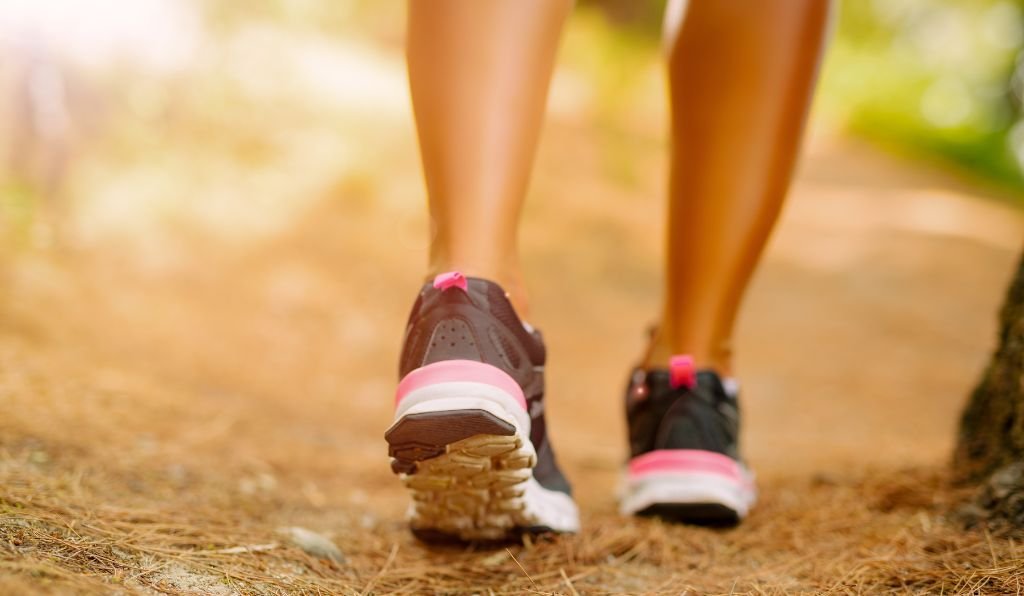 Quais são os principais benefícios da caminhada e corrida para a saúde